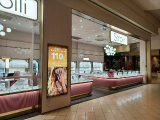 Civitanova – Auto come ariete: tentato colpo alla gioielleria del centro commerciale